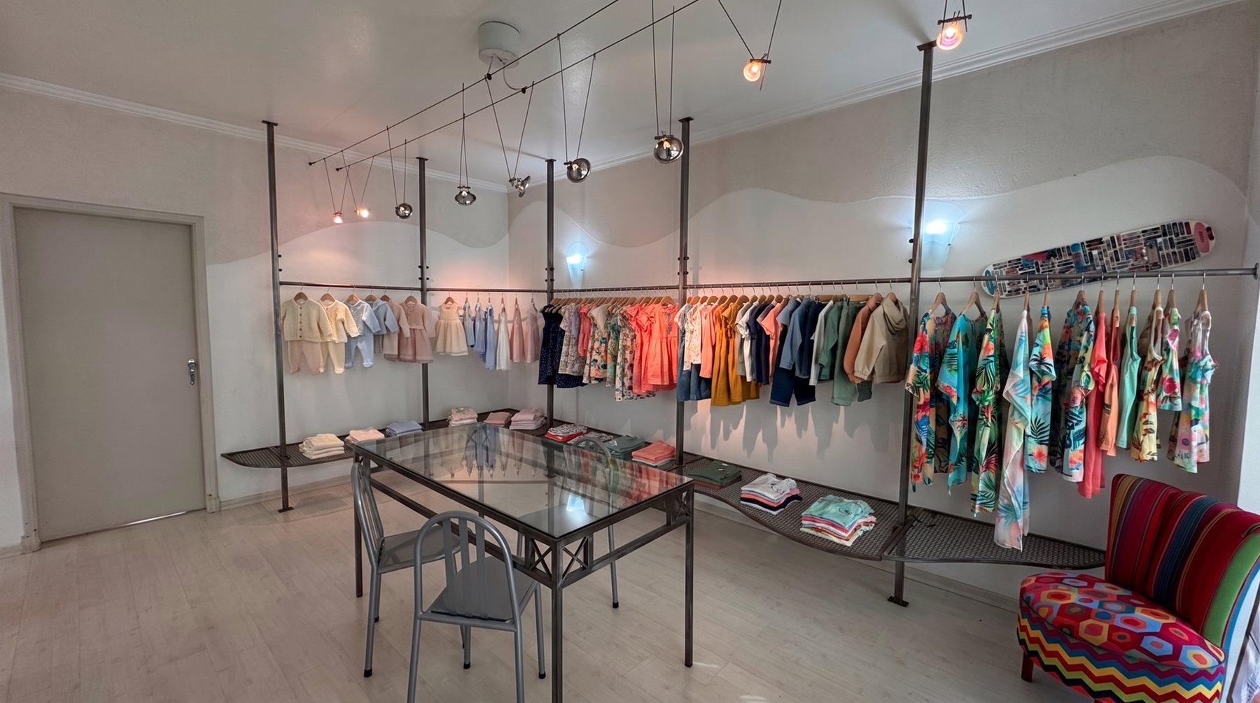 Show room Vévedi Modas: arara principal com baby, kids e linha praia