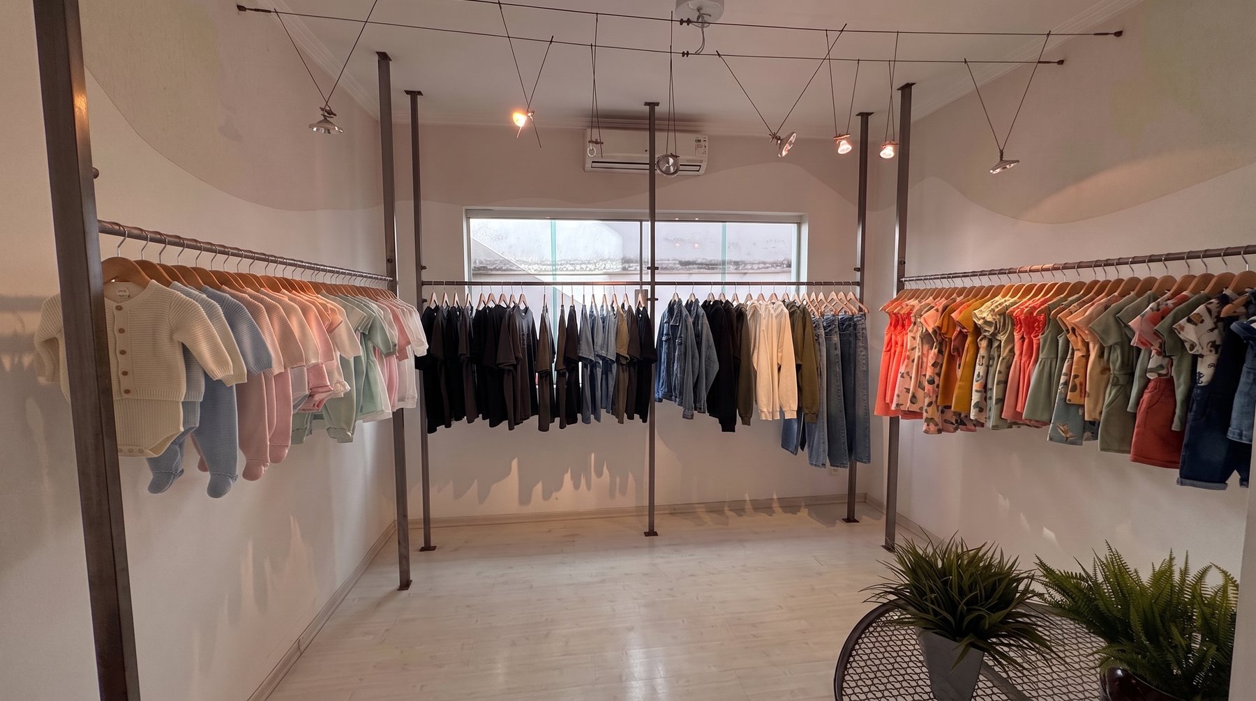 Ambiente do show room com coleções baby, teen e kids